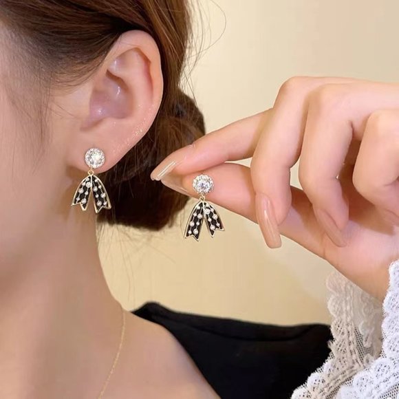 Bow and pearl earring girl - Picture 3 of 5